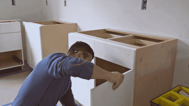 Монтаж на мебели 