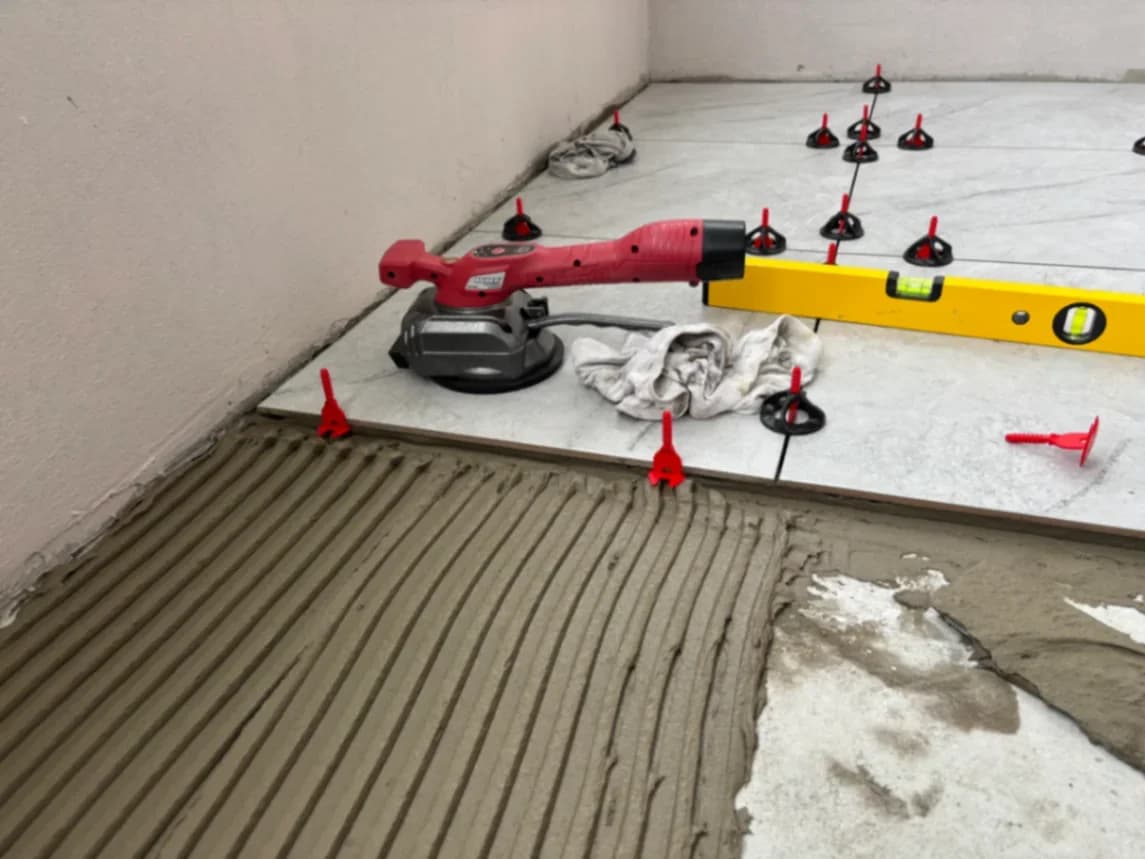 Изработка на бани и подови настилки с плочки