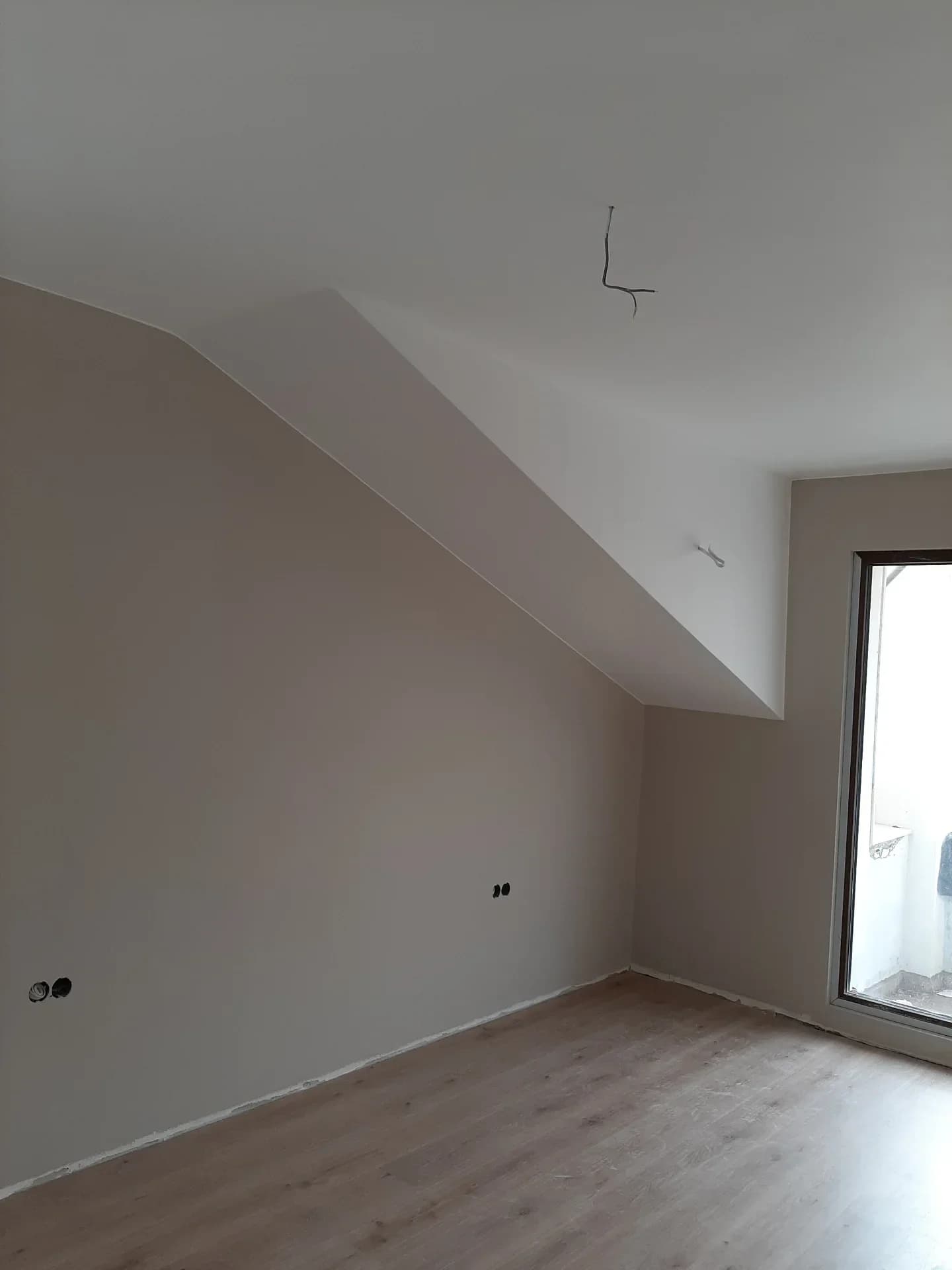 Предлагам  услуги по:Шпакловка и боядисване