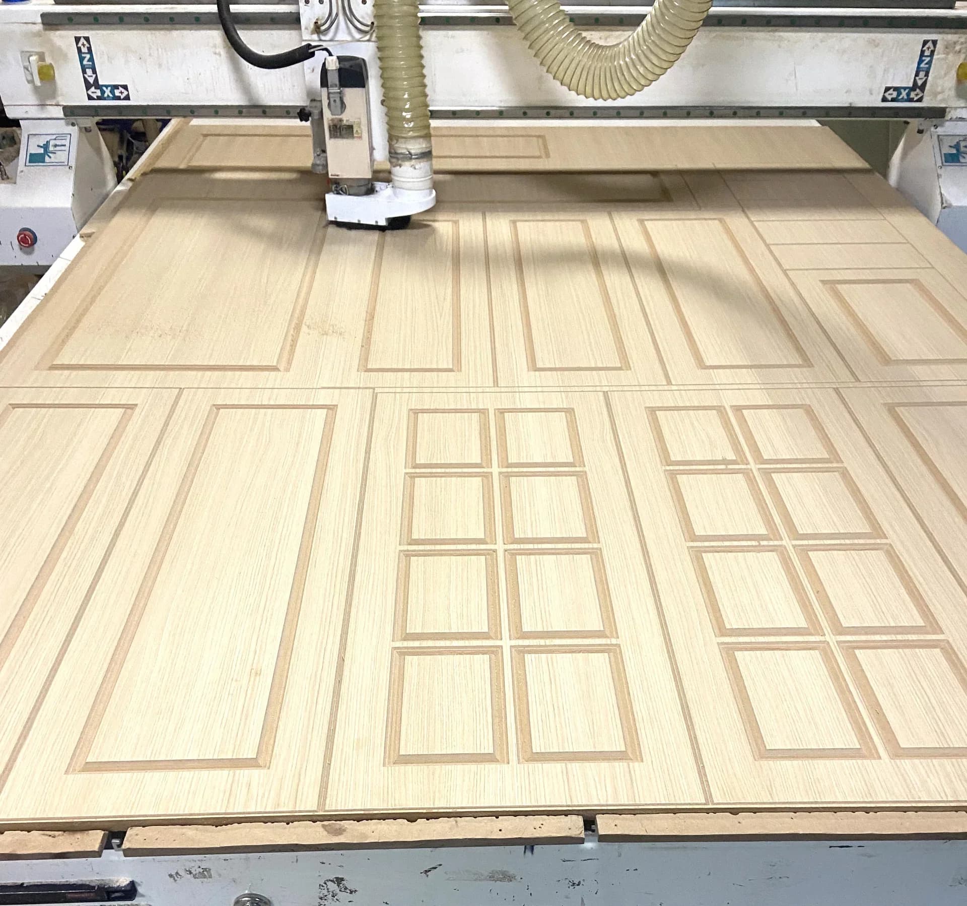 Криволинейно СНС рязане и фрезоване на мебелни плоскости