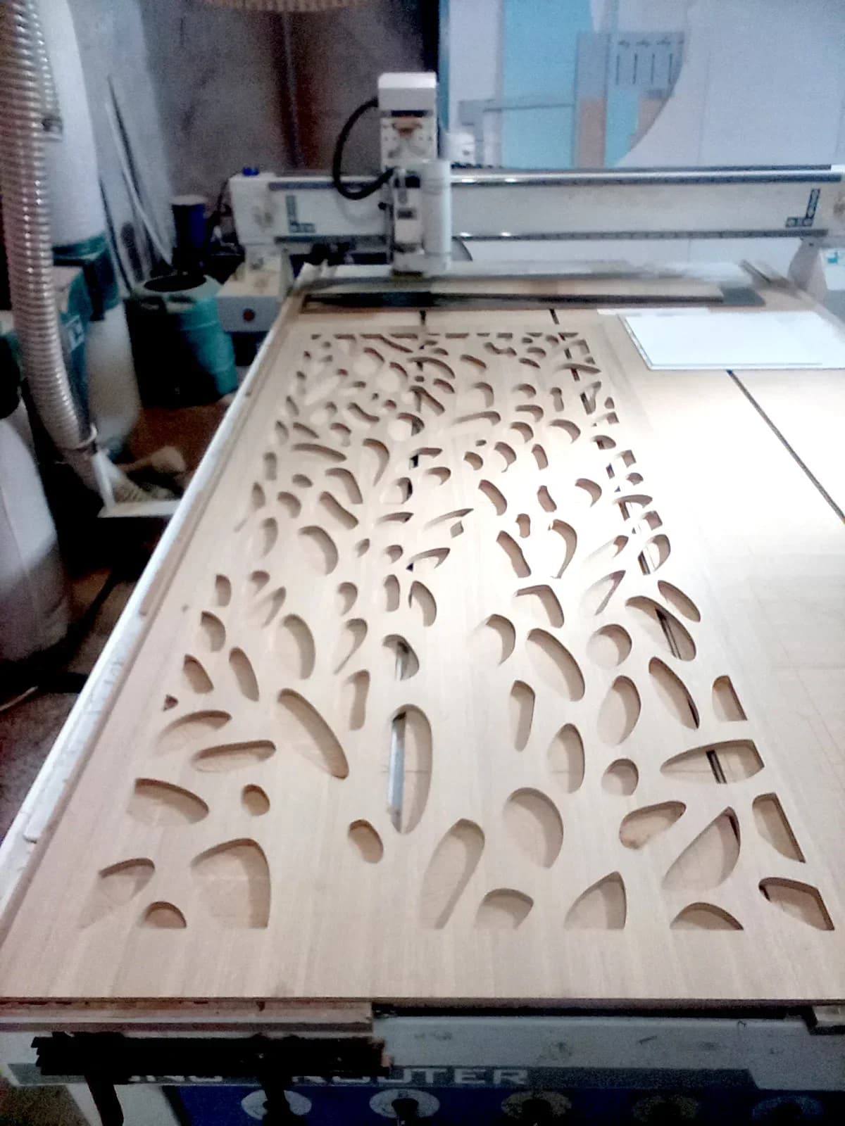 Криволинейно СНС рязане и фрезоване на мебелни плоскости