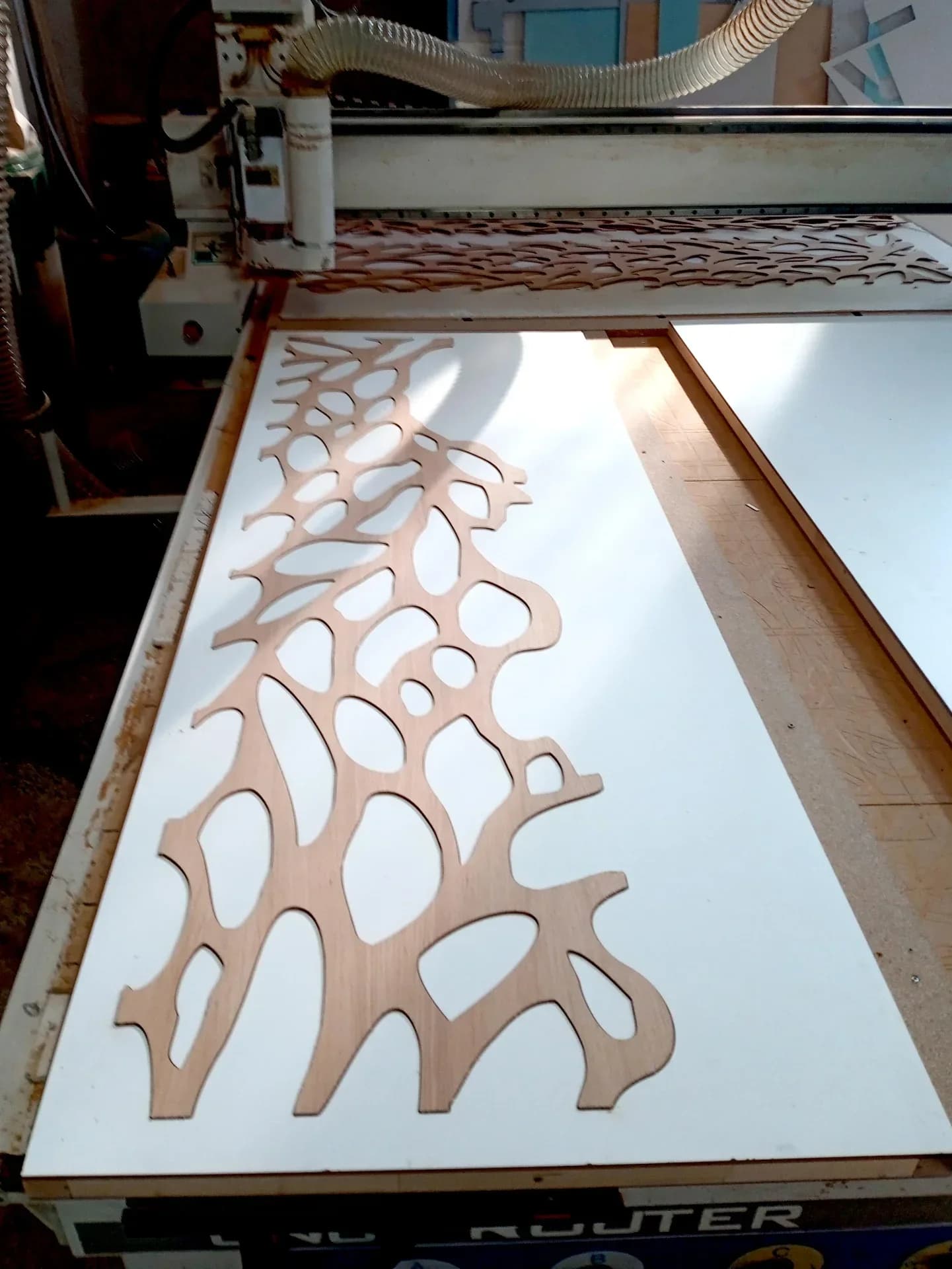 Криволинейно СНС рязане и фрезоване на мебелни плоскости